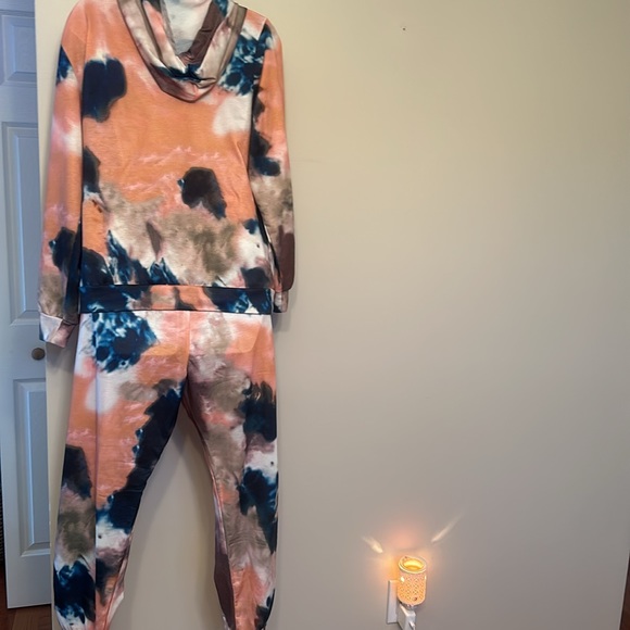 NEVER WORN Tye Dye hooded sweat suit - Picture 3 of 6